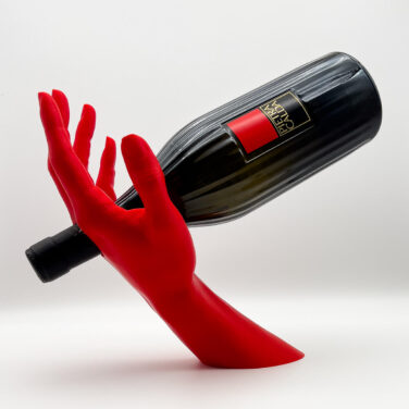 Portabottiglie Bacco's Reserve rosso con mano stilizzata che sorregge una bottiglia di vino
